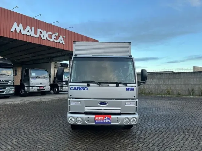 Ford Cargo 815E ano 2012 com Baú Seco