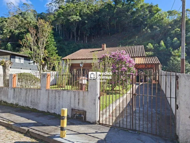 Linda Casa à venda, 207 m² por R$ 700.000 - Mury - Nova Friburgo/RJ