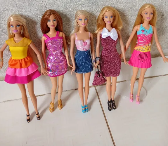 Lote com 5 Barbies