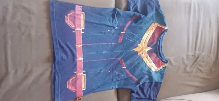 Camiseta Capitan Marvel tamanho 8-10