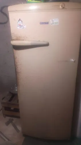 Vende-se uma geladeira