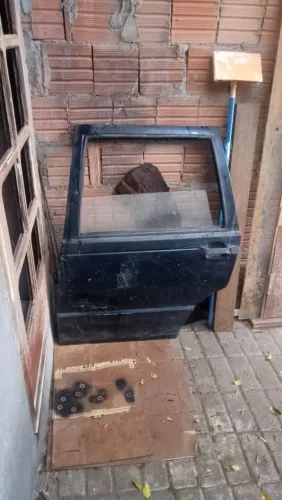 Porta traseira, lado esquerdo do Fiat uno