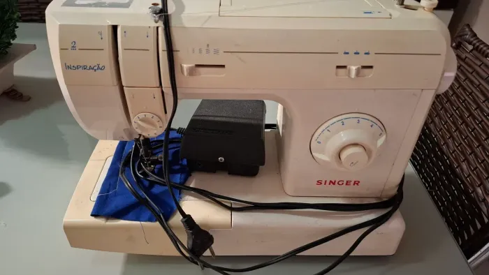 Vende-se máquina de costura singer