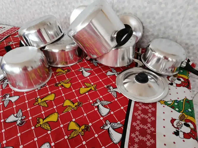 Vendo 4 panela Nigro uma panela de pressão 5 litros click uma leiteira uma Chape eletrica