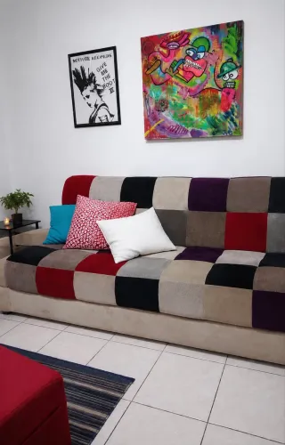 Sofá 3 lugares colorido estilo patchwork confortável e moderno