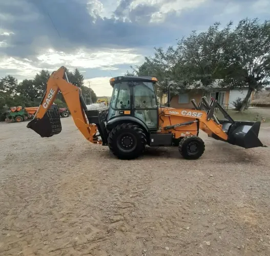 Retroescavadeira Case 580N 18/18 - Parcelamos
