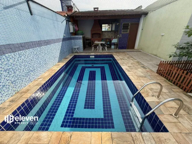 Casa à Venda no Campo Grande em Santos com Piscina, Churrasqueira e 3 Dormitórios