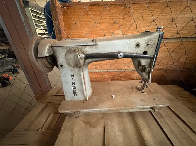 Vendo Mesa e Máquina Singer