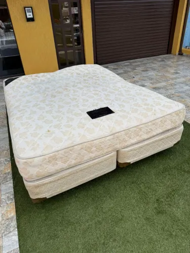Cama de Casal USADA BASE + COLCHÃO QUEEN - Entrego!