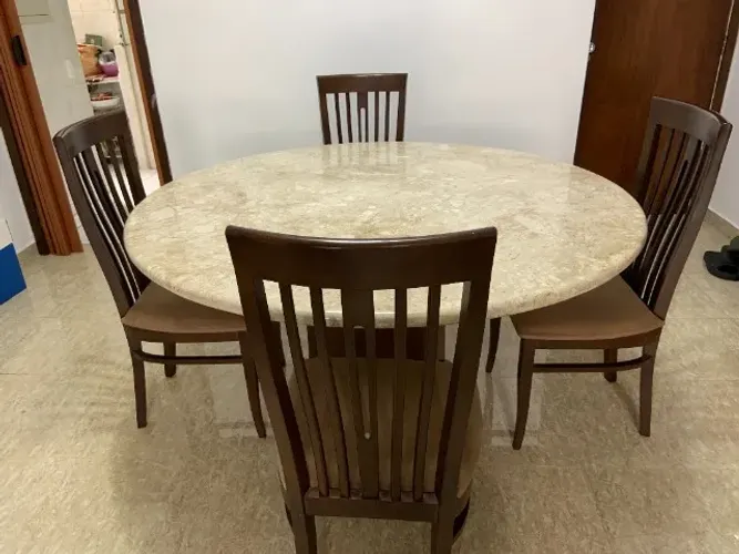 Mesa de Jantar Clássico Contemporâneo em Imbuia