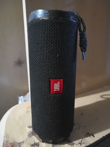 JBL Flip 4 com defeito, para uso ou para retirada das peças.