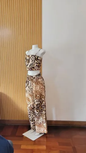 Conjunto MOB animal print cropped + Pantalona Tam 38