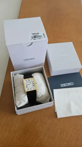 SEIKO ESSENTIALS CLASSIC DOURADO SWR104 NOVO VERSÃO SAFIRA