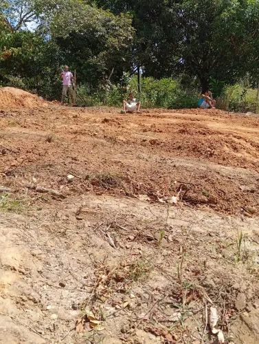 Vendo tereno no final de linha perto de casas e padaria e apartamento