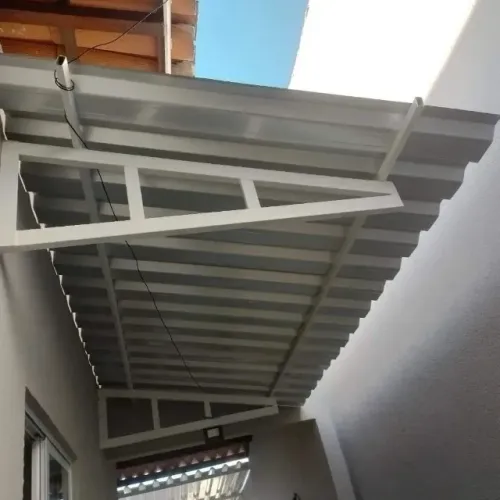 TOLDO E COBERTURA EM TELHA TRAPÉZIO