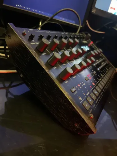 Korg Drumlogue ? drum machine híbrida analógica/digital