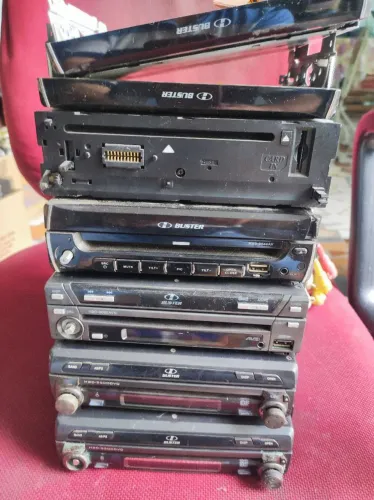 Som automotivo HBuster (para retirar peças)