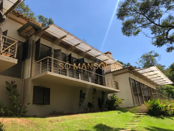 Casa de 354m², sala ampla, lareira, jardim externo, adega, 4 quartos no Canto das Águas