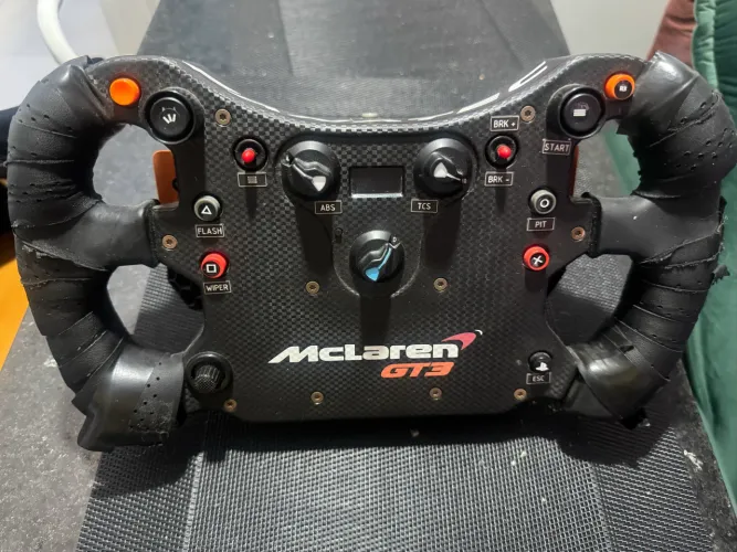 Aro Fanatec McLaren com QR2