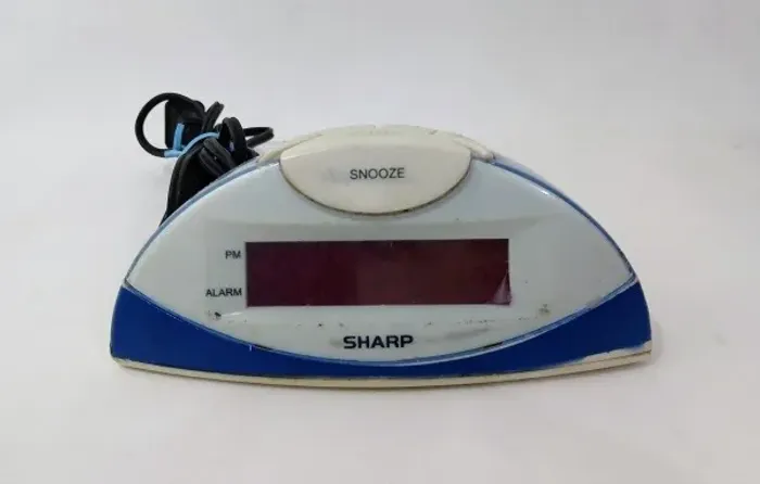 Antigo Despertador Digital da Marca Sharp - Funcionando - Medindo 15cm 