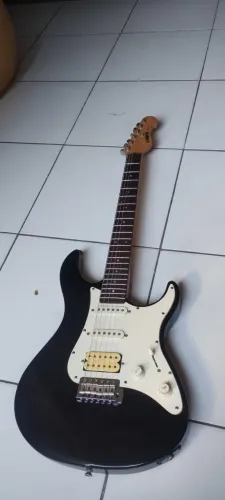 Guitarra Elétrica Yamaha EG112