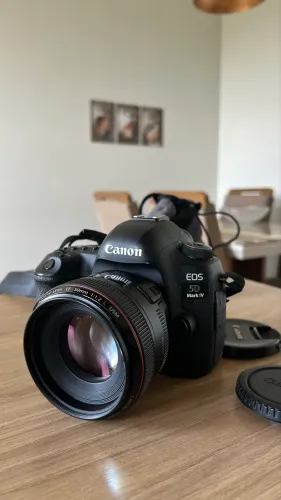 Canon 5D Mark IV com lente 50mm 1.2