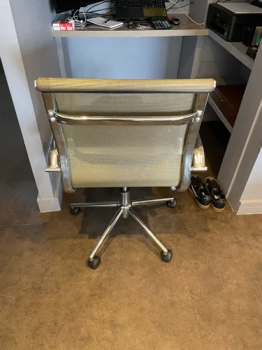 Cadeira escritorio diretor tipo charles eames