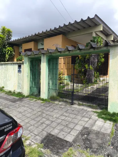 Casa plana solta com cinco quartos - bairro De Fátima -227m²