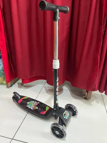 Vendo patinete de plástico 3 rodas nunca usado 