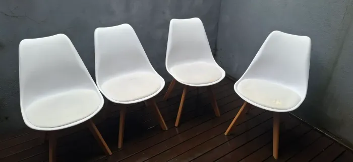 Vendo 4 cadeiras de madeira com estofado com pequenas avarias, retirar no bairro iririu