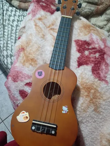 Ukulele Soprano Queen's Acústico (Modelo D186165) - Estado de Novo
