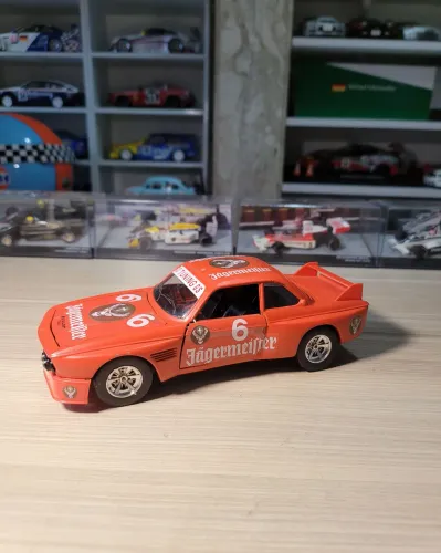 Miniatura 1:24 BMW 635 Csl Jagermeister burago