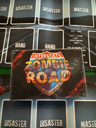 Jogo de tabuleiro Zombie road com 2 playmat kickstarter