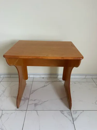 Mesinha de quarto ou escritório