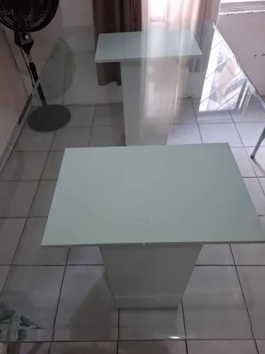 Mesa de vidro , sem cadeiras