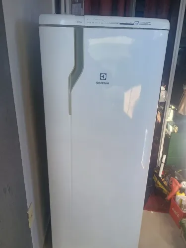 VENDO GELADEIRA FROST FREE USADA FUNCIONANDO OK MARCAS DE USO 330 LITROS