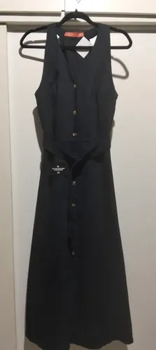 Vestido saia Midi azul escuro, forrado, com botões e cinto.