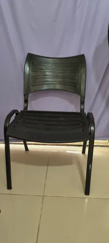 Duas Cadeiras Plásticas Fixas Empilháveis (Modelo Iso)