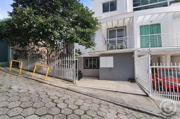 Loja semimobiliada próxima à Avenida Beira-Mar Norte