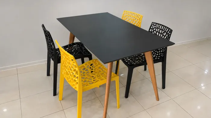 Mesa de Jantar Moderna 135x80 + 4 Cadeiras Gruyer Amarela e Preta
