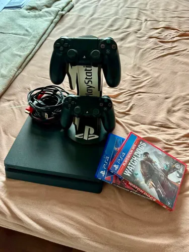 Play Station 4 slim - 1 TB + 2 manetes