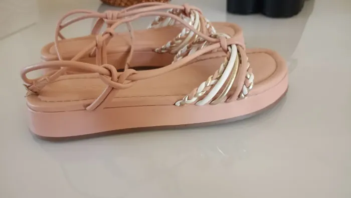 Sandália flatform nude com tiras