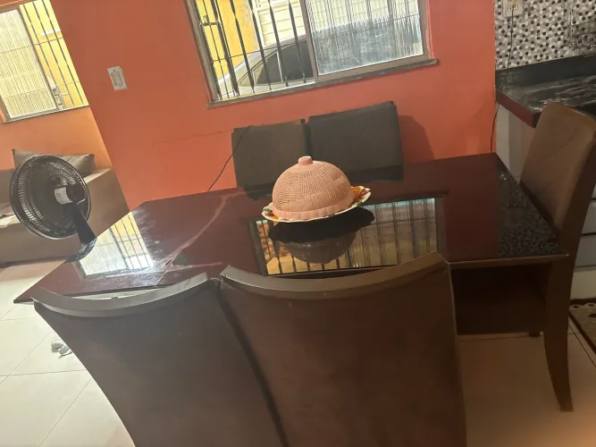 Mesa de vidro com 6 cadeiras