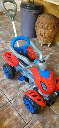 VENDO QUADRICICLO MORAL EM EXCELENTE ESTADO ACOMPANHA APOIO PARA OS PÉS E PEÇA EXTRA