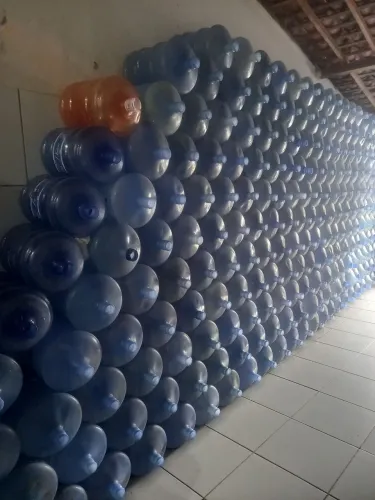 Garrafões de água mineral fora da validade R$15 a unidade