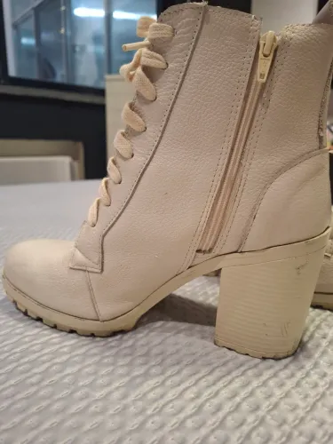 Bota Feminina Off White com Salto Grosso - Tam. 36