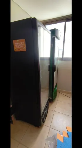 Cervejeira / Freezer expositor: 2.500 cada, funcionando 100%