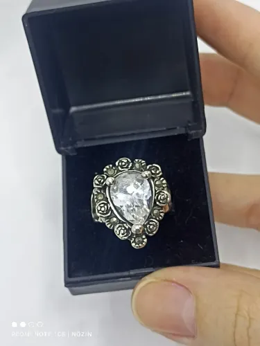 Anel em prata envelhecida com predra zircônia em formato de gota.