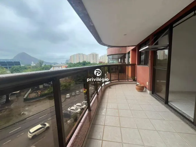 Leblon! Apartamento com 2 quartos, 2 varandas e 3 banheiros com 1 vaga de garagem. Vistão 