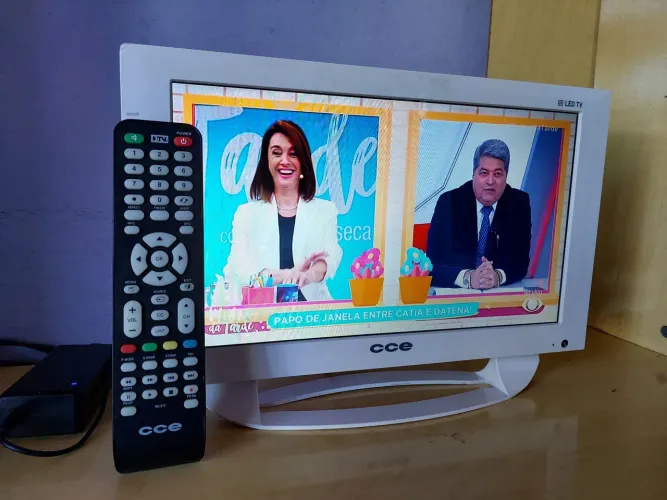 Tv Led 14 Cce 12V Semi Nova! Com Conversor Digital Boa Pra Caminhão